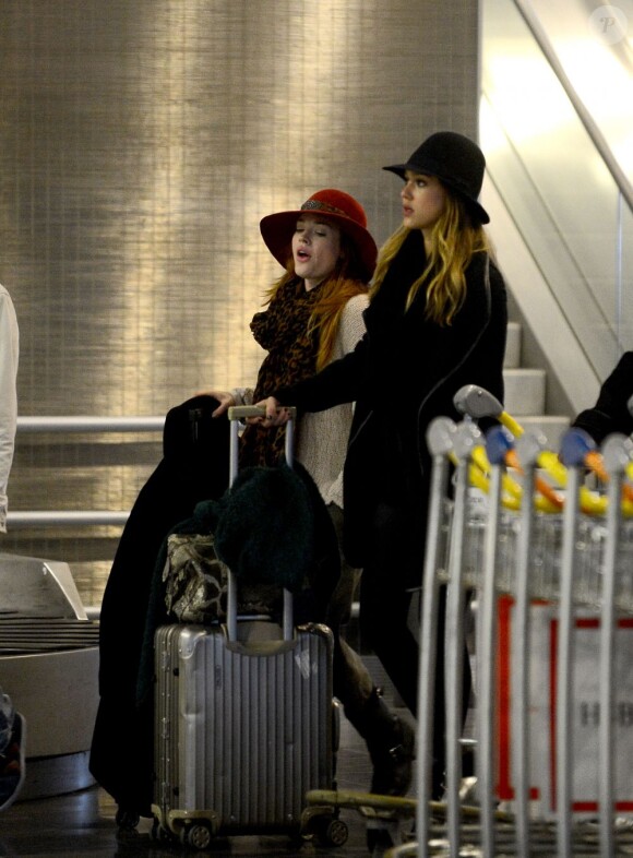 Jessica Alba et son amie Lauren arrivent à Paris le samedi 19 janvier 2013. Aéroport Roissy Charles-de-Gaulle