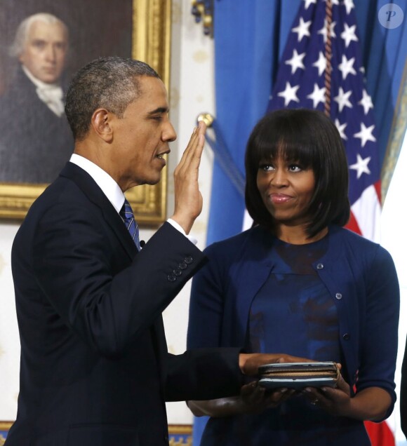 Barack Obama prête serment pour la seconde fois dans la Blue Room de la Maison Blanche sous les yeux de sa femme Michelle Obama de leurs deux filles, Malia et Sasha. Washington, le 20 janvier 2013.