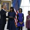 Barack Obama prête serment pour la seconde fois dans la Blue Room de la Maison Blanche sous les yeux de sa femme Michelle Obama de leurs deux filles, Malia et Sasha. Washington, le 20 janvier 2013.