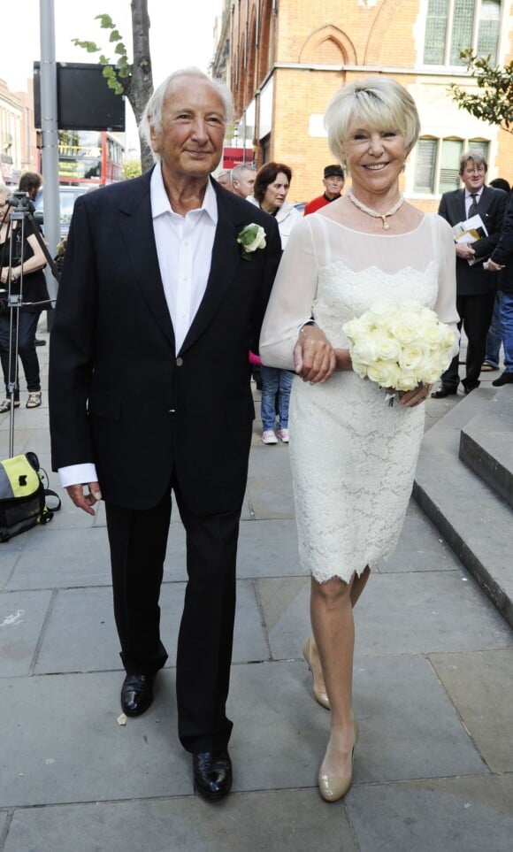 Michael Winner et sa femme Geraldine Lynton-Edwards lors de leur mariage à Londres le 19 septembre 2011