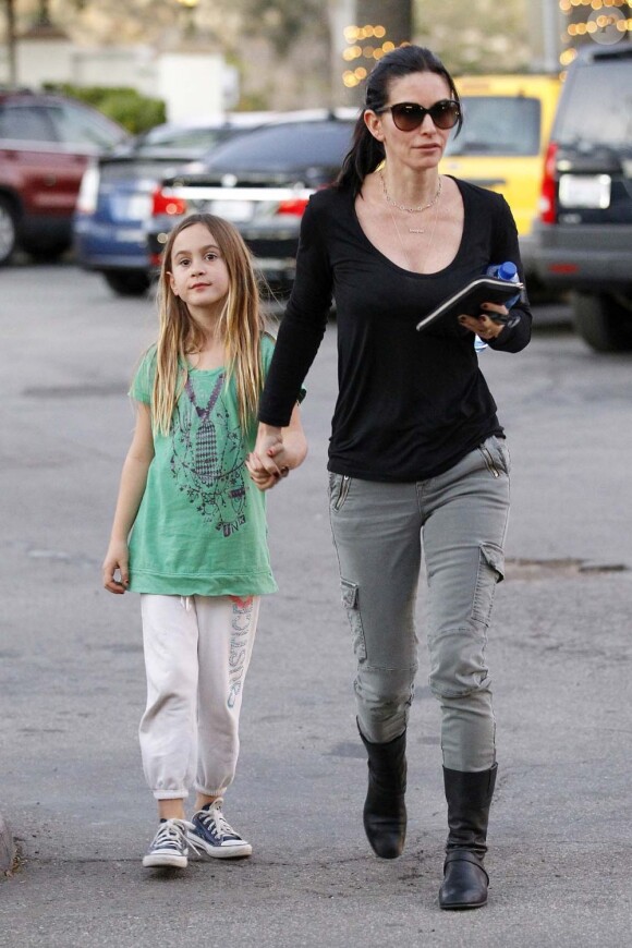 Courteney Cox et sa fille Coco Arquette,8 ans, dans les rues de Malibu, le 18 janvier 2013.