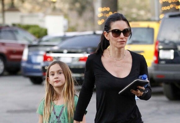 La belle Courteney Cox et sa fille Coco Arquette dans les rues de Malibu, le 18 janvier 2013.