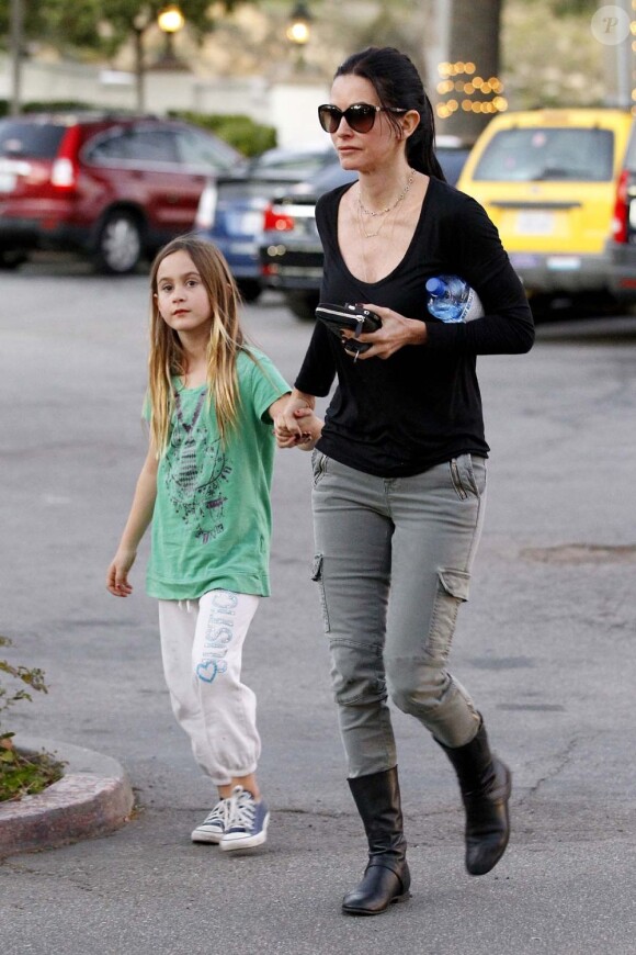 Courteney Cox et sa jeune fille Coco Arquette dans les rues de Malibu, le 18 janvier 2013.