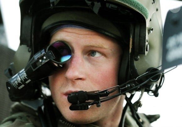 Le prince Harry ('Captain Wales') à bord de son Apache fin 2012 à Camp Bastion, la base britannique en Afghanistan, dans la province du Helmand. Une des photos publiées le 22 janvier 2013, alors que le fils du prince Charles, déployé sur les lieux depuis septembre 2012, avait achevé sa mission.