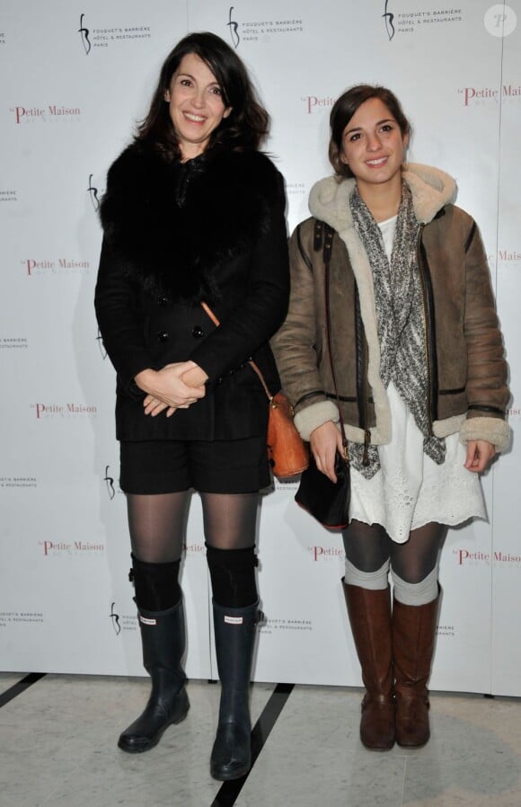 Zabou Breitman et sa fille Anna à l'inauguration du restaurant La Petite Maison de Nicole à l'Hôtel Fouquet's Barrière à Paris, le 21 janvier 2013.