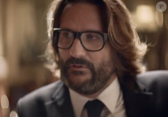 Frédéric Beigbeder dans une publicité pour les mobiles Samsung, diffusée en janvier 2013.