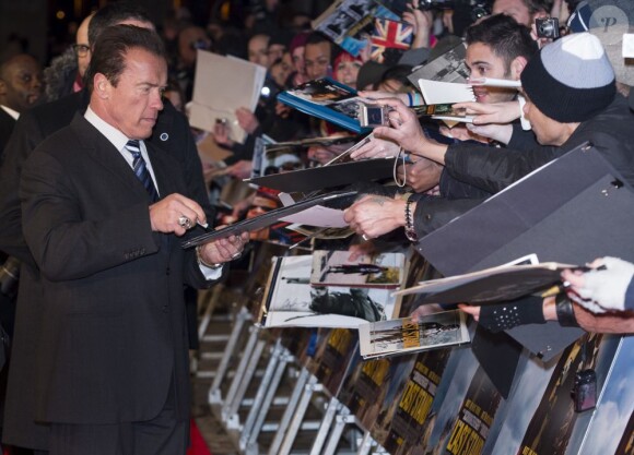 Arnold Schwarzenegger signe des autographes pendant la première du film Le Dernier Rempart à Londres, le 22 janvier 2013.