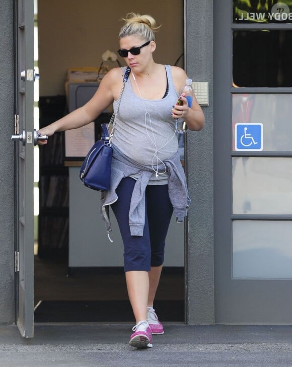 Busy Philips, très enceinte, quitte son cours de gym à West Hollywood, le 22 janvier 2013.