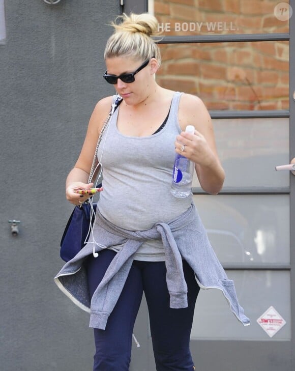 La jolie Busy Philips, enceinte, quitte son cours de gym à West Hollywood, le 22 janvier 2013.