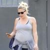 L'actrice Busy Philips, enceinte, quitte son cours de gym à West Hollywood, le 22 janvier 2013.
