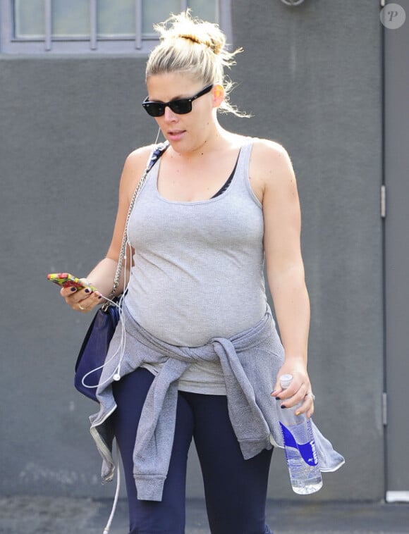 L'actrice Busy Philips, enceinte, quitte son cours de gym à West Hollywood, le 22 janvier 2013.