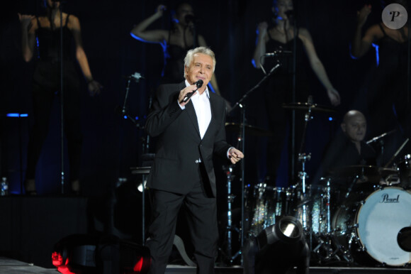 Michel Sardou en concert au Palais Omnisports de Paris Bercy à Paris, le 12 décembre 2012.
