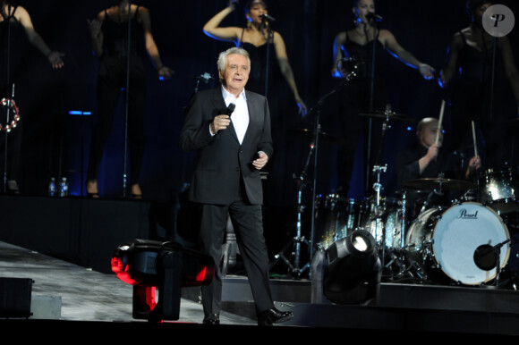 Michel Sardou en concert au Palais Omnisports de Paris Bercy à Paris, le 12 décembre 2012.