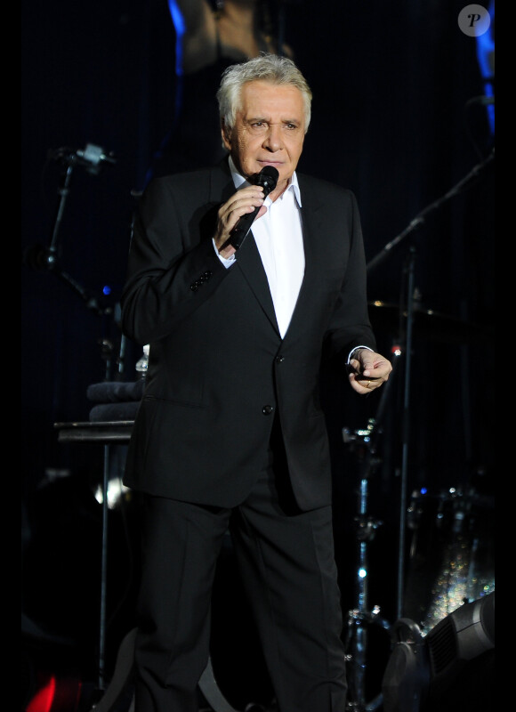 Michel Sardou en concert au Palais Omnisports de Paris Bercy à Paris, le 12 décembre 2012.