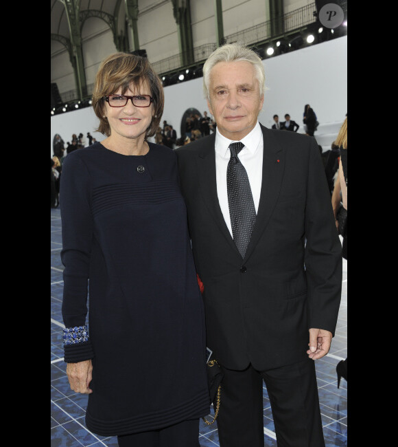 Michel Sardou et sa femme Anne-Marie Perier au défilé Chanel, au Grand Palais, à Paris, le 2 octobre 2012.