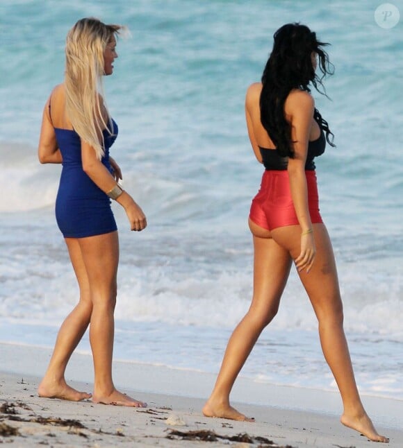 Nabilla et Aurélie (Iles des Vérités) sur une plage de Miami pour le tournage de la cinquième saisons des Anges de la télé-réalité le 22 janvier 2013