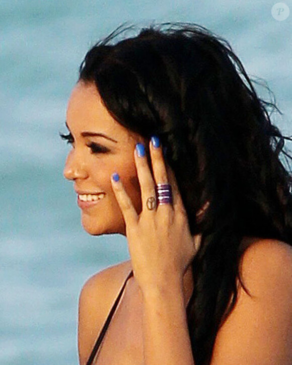 Nabilla, superbe, sur une plage de Miami pour le tournage de la cinquième saisons des Anges de la télé-réalité le 22 janvier 2013