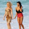 Nabilla et Marie (Koh-Lanta) sur une plage de Miami pour le tournage de la cinquième saisons des Anges de la télé-réalité le 22 janvier 2013