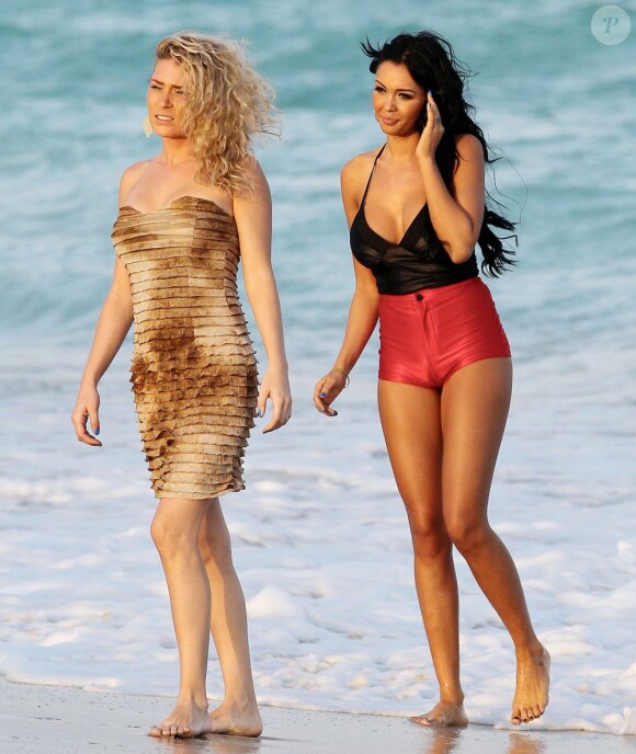 Nabilla et Marie (Koh-Lanta) sur une plage de Miami pour le tournage de la cinquième saisons des Anges de la télé-réalité le 22 janvier 2013