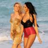 Nabilla et Marie (Koh-Lanta) sur une plage de Miami pour le tournage de la cinquième saisons des Anges de la télé-réalité le 22 janvier 2013
