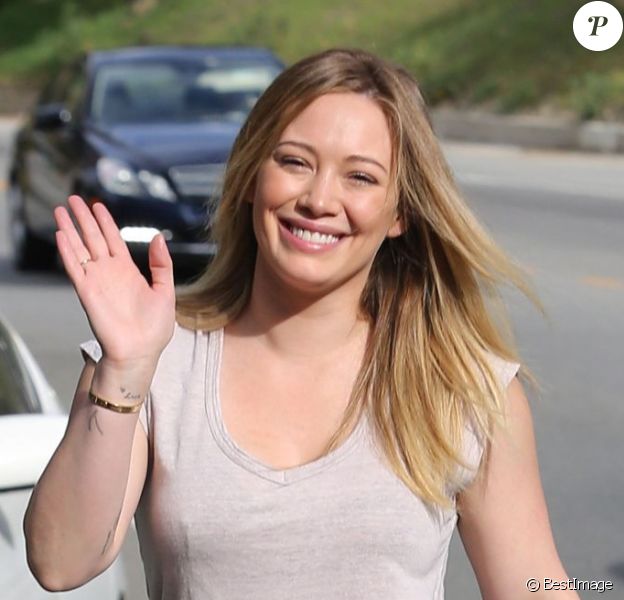 Hilary Duff, souriante, à Beverly Hills le 23 janvier 2013.
