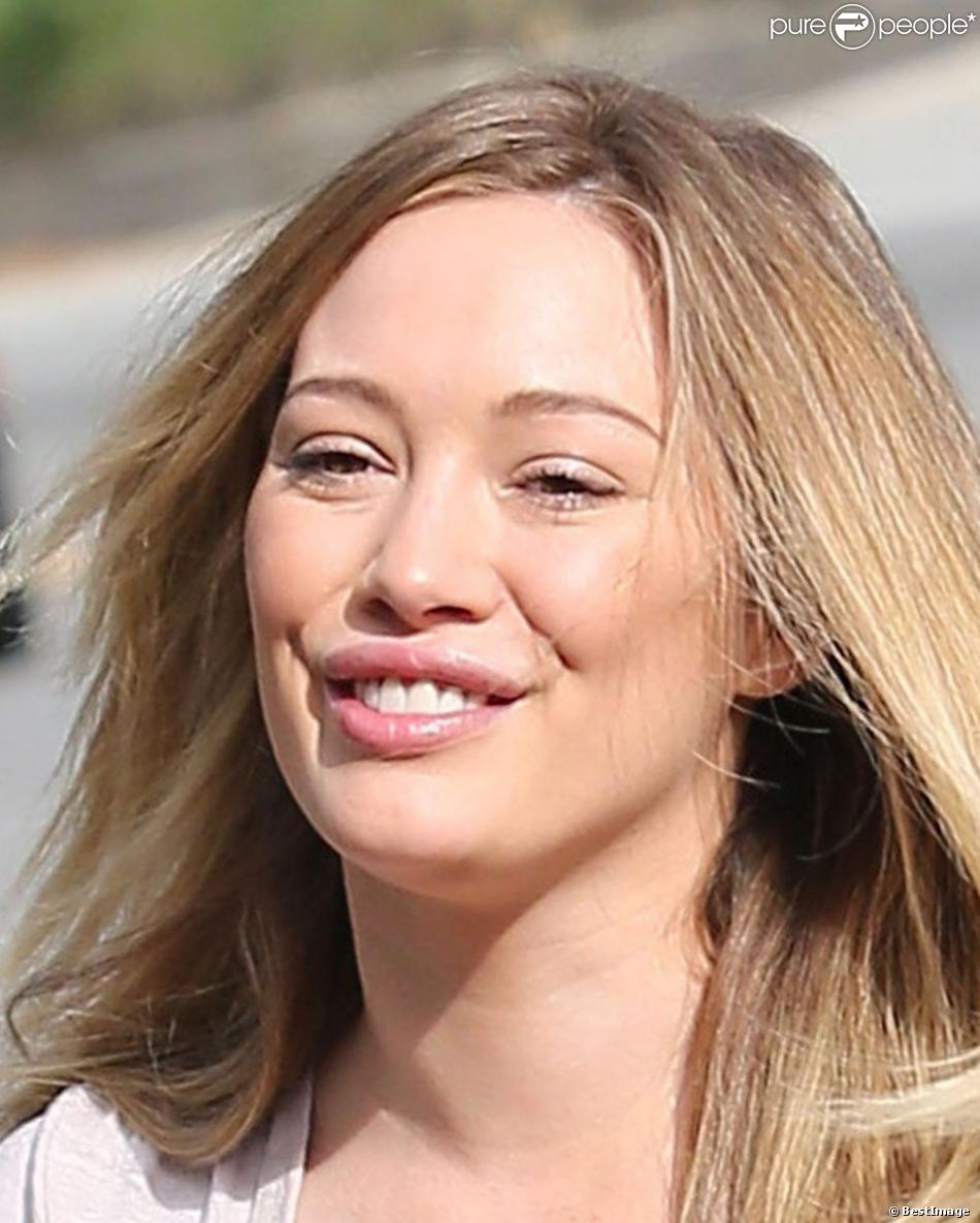 Hilary Duff, souriante mais avec une bouche étrange, à Beverly Hills le 23 janvier 2013.