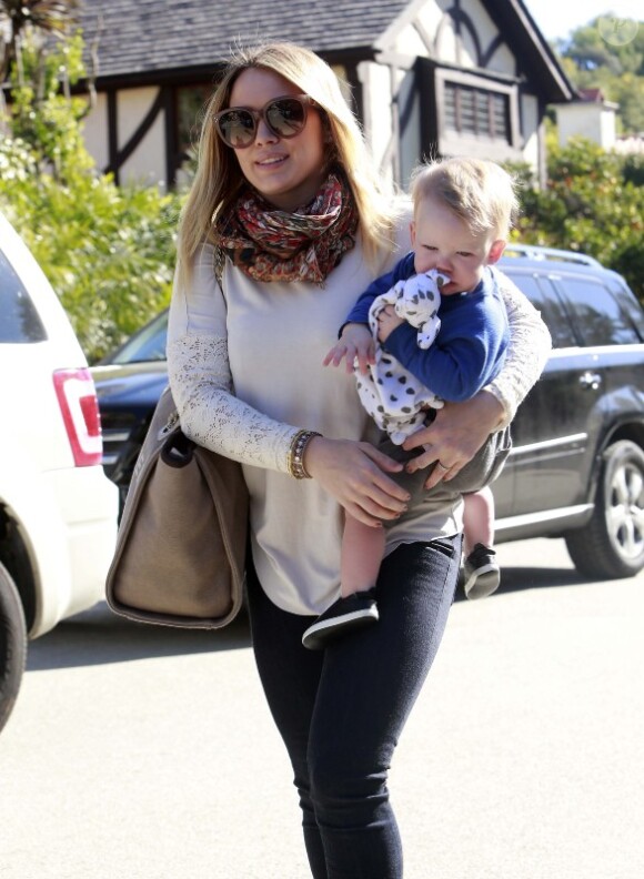 Hilary Duff et son fils Luca dans les rues de Los Angeles, le 17 janvier 2013.