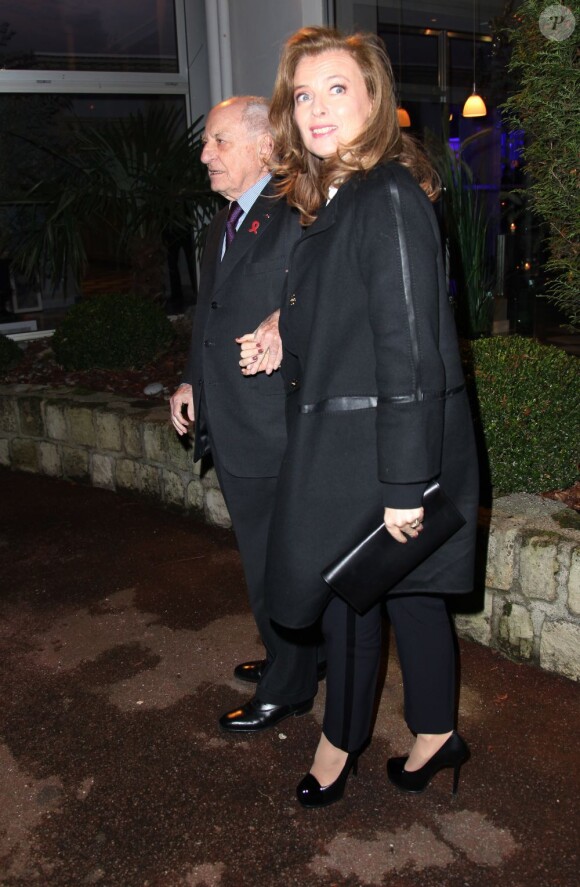La première dame Valérie Trierweiler, accueillie par Pierre Bergé, arrive au pavillon d'Armenonville pour assister au 11e Dîner de la Mode contre le Sida. Paris le 24 Janvier 2013.