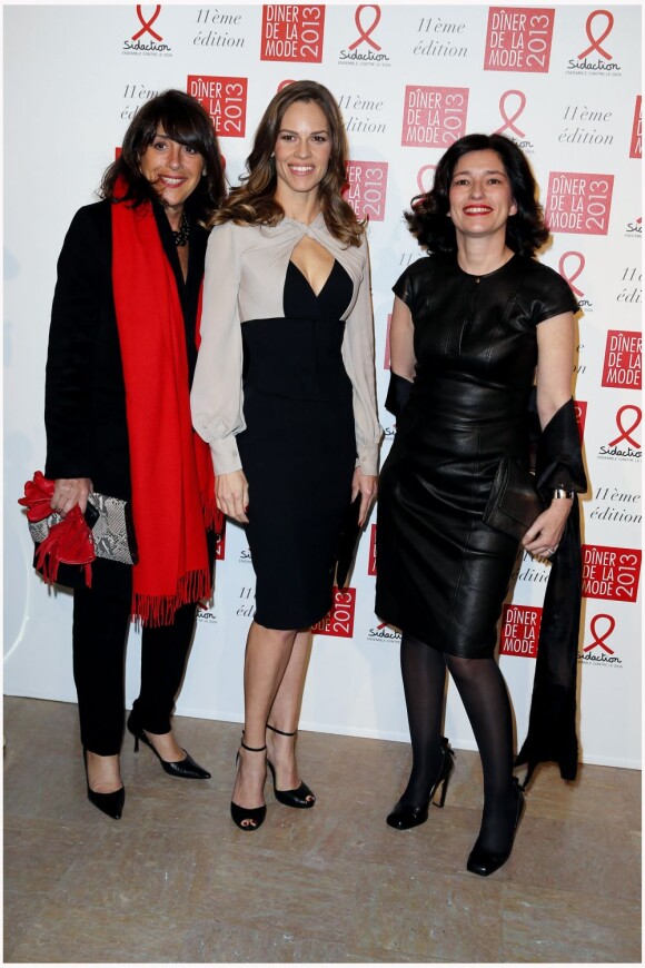 Hilary Swank, entourée de directrice de la communication de Gérard Darel Frankie Rosenblum (à gauche) et la PDG de la marque Marianne Romestain (à droite) lors du 11e Dîner de la Mode contre le Sida au Pavillon d'Armenonville. Paris, le 24 janvier 2013.