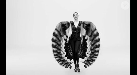 Nicole Scherzinger, sexy et multiple dans le clip de son nouveau single, Boomerang.