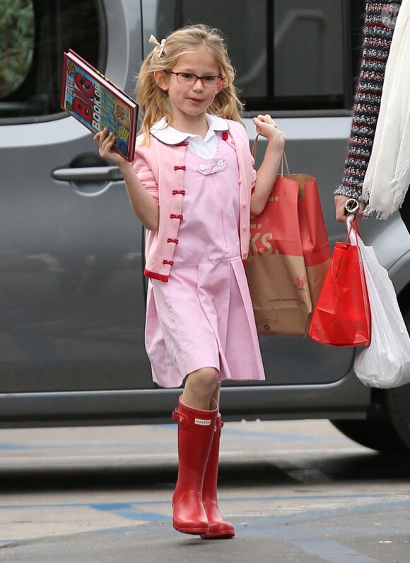 Jennifer Garner passe chercher sa fille Violet, toujours en rose, à l'école avant d'aller à la librairie, le 24 janvier 2013 à Los Angeles
