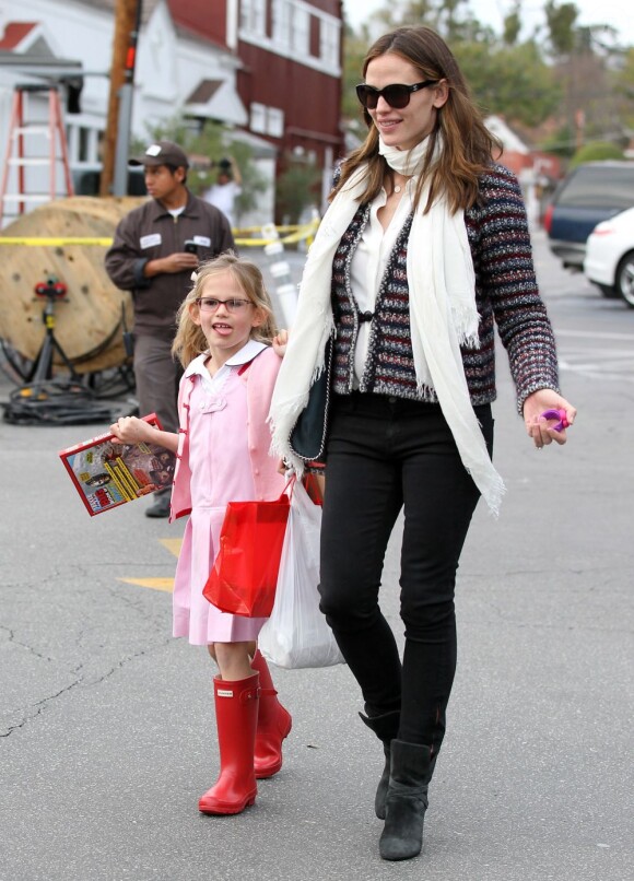 Jennifer Garner passe chercher sa fille Violet à l'école avant d'aller à la librairie acheter des livres, le 24 janvier 2013 à Los Angeles