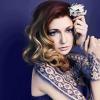 Nicola Roberts, ambassadrice de la couleur Indigo pour la marque Dulux en 2013.