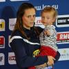 Laure Manaudou avec sa fille Manon lors des championnats d'Europe en petit bassin de Chartres, le 24 novembre 2012. Sa dernière compétition.