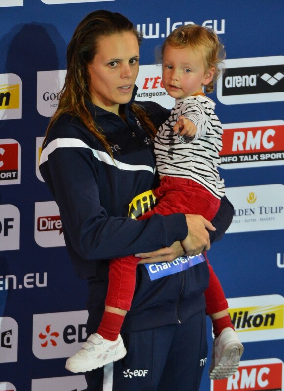 Laure Manaudou avec sa fille Manon lors des championnats d'Europe en petit bassin de Chartres, le 24 novembre 2012. Sa dernière compétition.