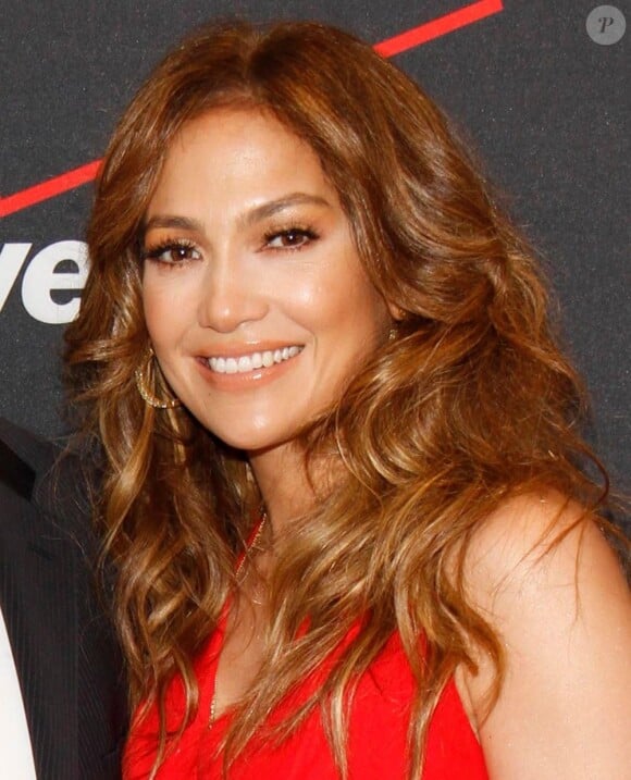 Jennifer Lopez, très en beauté, a rencontré quelques fans qui ont pu, grâce à un concours, avoir la chance de prendre des photos avec elle. A Los Angeles, le 26 janvier 2013.