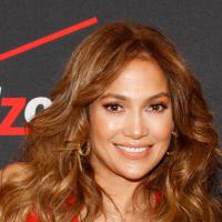 Jennifer Lopez : Sexy en combinaison rouge, elle prend la pose avec ses fans