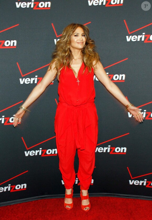 La chanteuse Jennifer Lopez a rencontré quelques fans qui ont pu, grâce à un concours, avoir la chance de prendre des photos avec elle. A Los Angeles, le 26 janvier 2013.