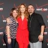 Jennifer Lopez a rencontré quelques fans qui ont pu, grâce à un concours, avoir la chance de prendre des photos avec elle. A Los Angeles, le 26 janvier 2013.