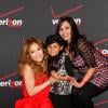 Jennifer Lopez a rencontré quelques fans qui ont pu, grâce à un concours, avoir la chance de prendre des photos avec elle. A Los Angeles, le 26 janvier 2013.