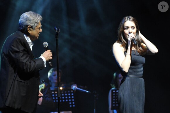 EXCLU - Enrico Macias s'offre un duo avec Sofia Essaïdi lorsqu'il fête ses 50 ans de carrière en un concert exceptionnel sur la scène de l'Olympia à Paris, le 22 Janvier 2013