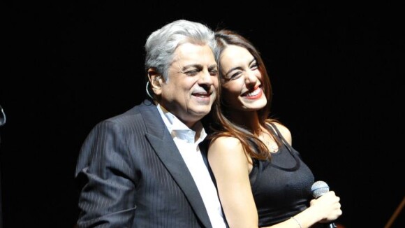 Enrico Macias complice avec la belle Sofia Essaïdi devant le couple Sarkozy