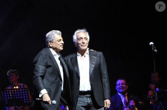 EXCLU - Enrico Macias partage un duo avec Gérard Darmon fête ses 50 ans de carrière en un concert exceptionnel sur la scène de l'Olympia à Paris, le 22 Janvier 2013