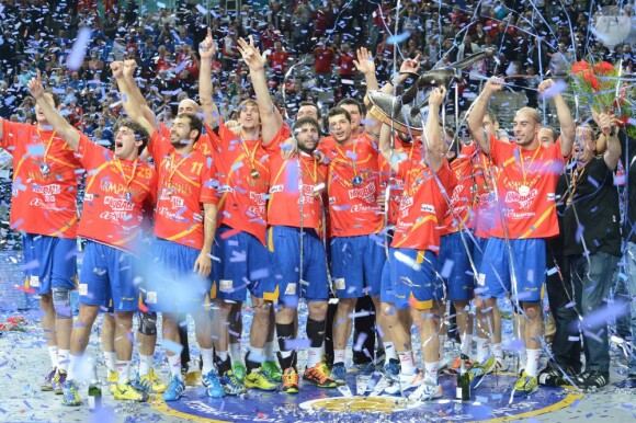L'équipe d'Espagne de handball savoure son deuxième titre mondial, le 27 janvier 2013 à Barcelone.
