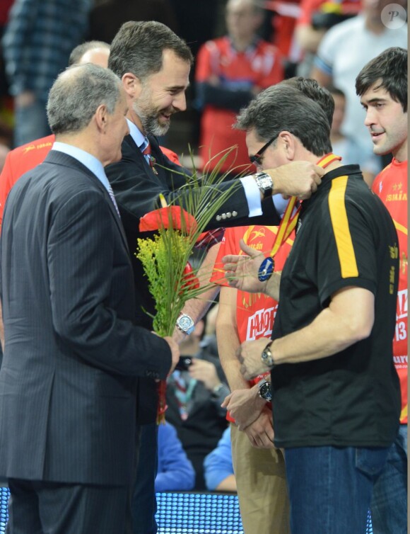 Le prince Felipe d'Espagne félicite le sélectionneur Valero Rivera et les siens après l'obtention d'un deuxième titre mondial, aux dépens du Danemark, le 27 janvier 2013 à Barcelone.