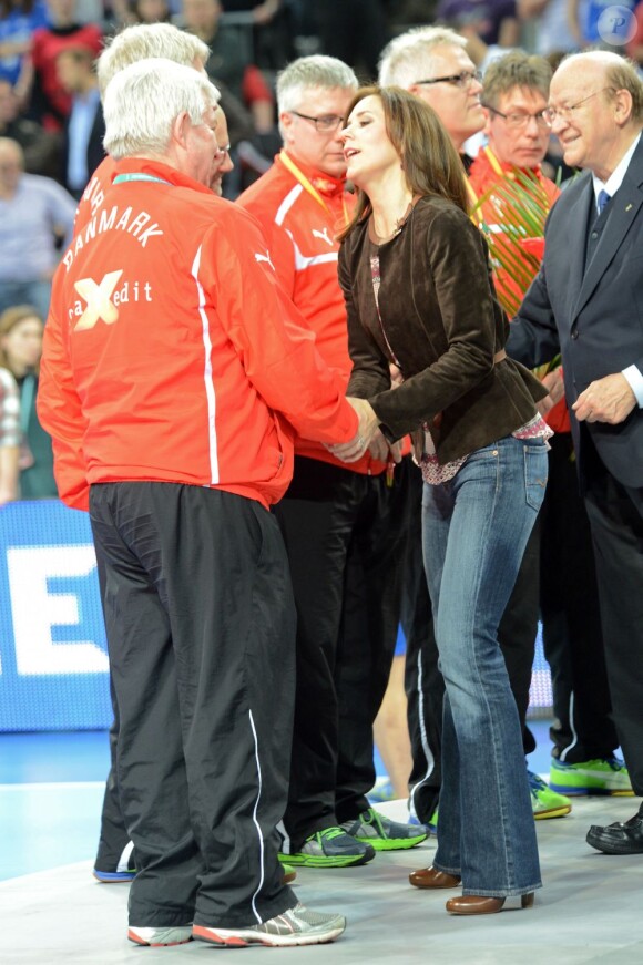 La princesse Mary de Danemark réconforte Ulrik Wilbek et ses joueurs après la finale du championnat du monde de handball 2013, au Palau San Jordi, à Barcelone, le 27 janvier 2013, marquée par la victoire écrasante de l'Espagne contre le Danemark, 35-19.