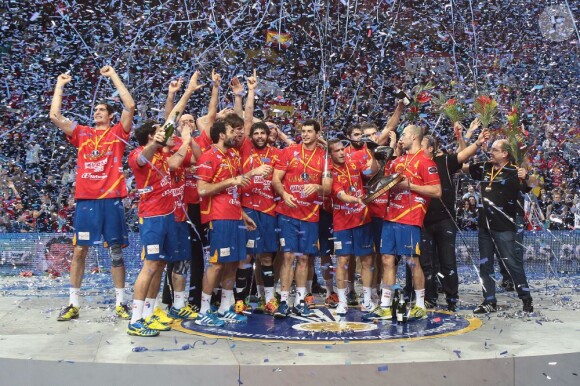 L'équipe d'Espagne de handball fête son deuxième titre mondial après avoir écrasé le Danemark 35-19, le 27 janvier 2013 à Barcelone.