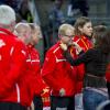 La princesse Mary de Danemark remet l'argent et console les Danois ainsi que leur sélectionneur Ulrik Wilbek après la finale du championnat du monde de handball 2013, au Palau San Jordi, à Barcelone, le 27 janvier 2013, marquée par la victoire écrasante de l'Espagne, 35-19.