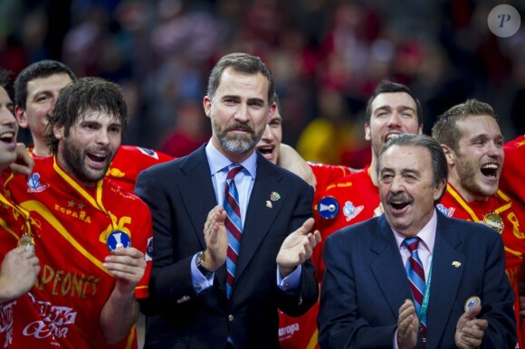 Le prince Felipe d'Espagne a pu savourer le triomphe des siens en finale du championnat du monde de handball, à Barcelone le 27 janvier 2013, en compagnie de son amie la princesse Mary de Danemark, moins bien servie après la raclée reçue par les Scandinaves (35-19).