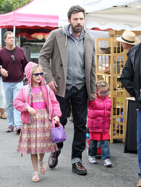 Le comédien Ben Affleck et ses deux filles Violet et Seraphina au célèbre Farmers Market, à Brentwood, le 27 janvier 2013